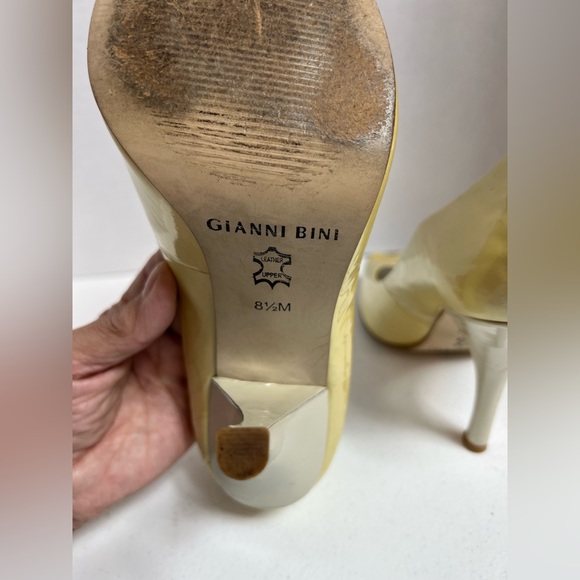 Gianni Bini champagne Gold peep toe heels,   Size 8 1/2 - Picture 5 of 6